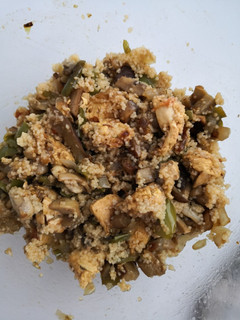 Una foto de Cous-cous al curry con verduras y pollo