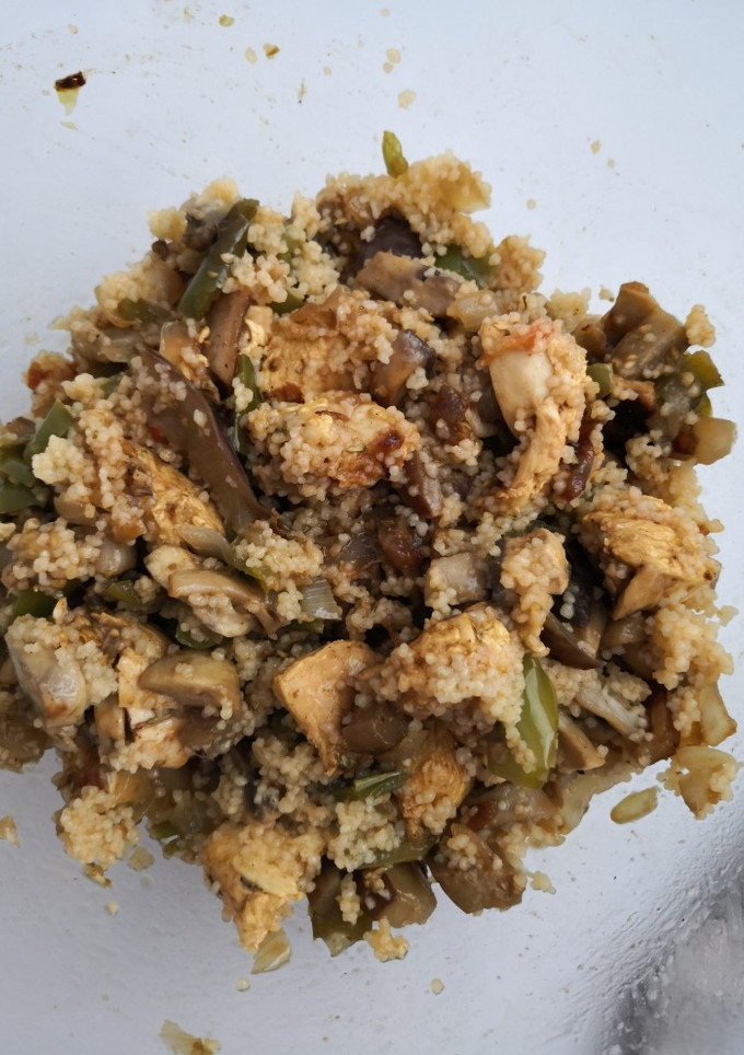 Una foto de Cous-cous al curry con verduras y pollo
