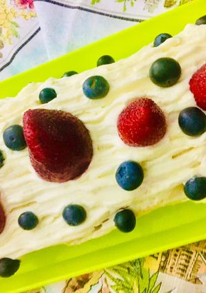 Una foto de PIONONO CON MUCHA CREMA CHANTILLY, FRUTILLAS Y ARANDANOS🫔🍓🫐🫔🫐🍓🫔🍓🫐