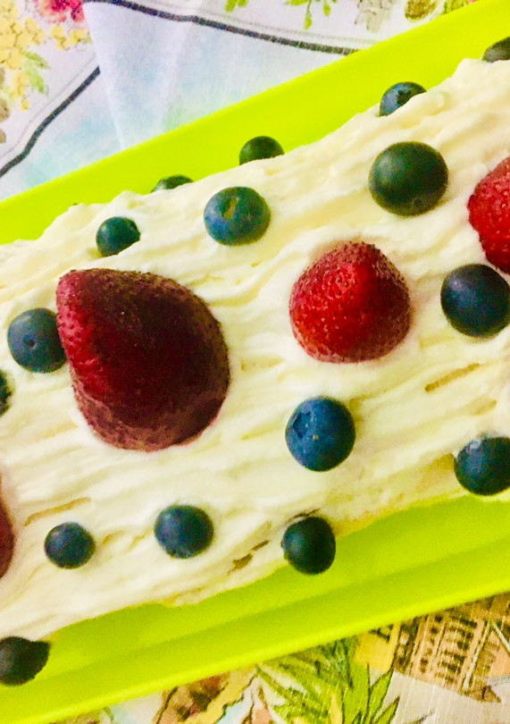 Una foto de PIONONO CON MUCHA CREMA CHANTILLY, FRUTILLAS Y ARANDANOS🫔🍓🫐🫔🫐🍓🫔🍓🫐
