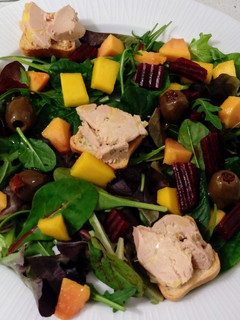 Una foto de Ensalada de brotes tiernos con frutas y foie