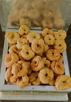 A picture of Black Pepper Mathri.