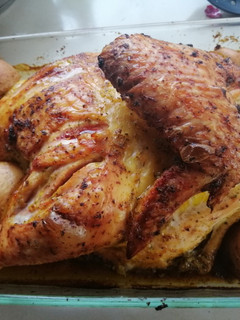 Una foto de Pollo 🐤al horno con papas 🥔