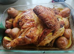 Una foto de Pollo 🐤al horno con papas 🥔
