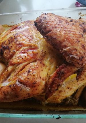Una foto de Pollo 🐤al horno con papas 🥔