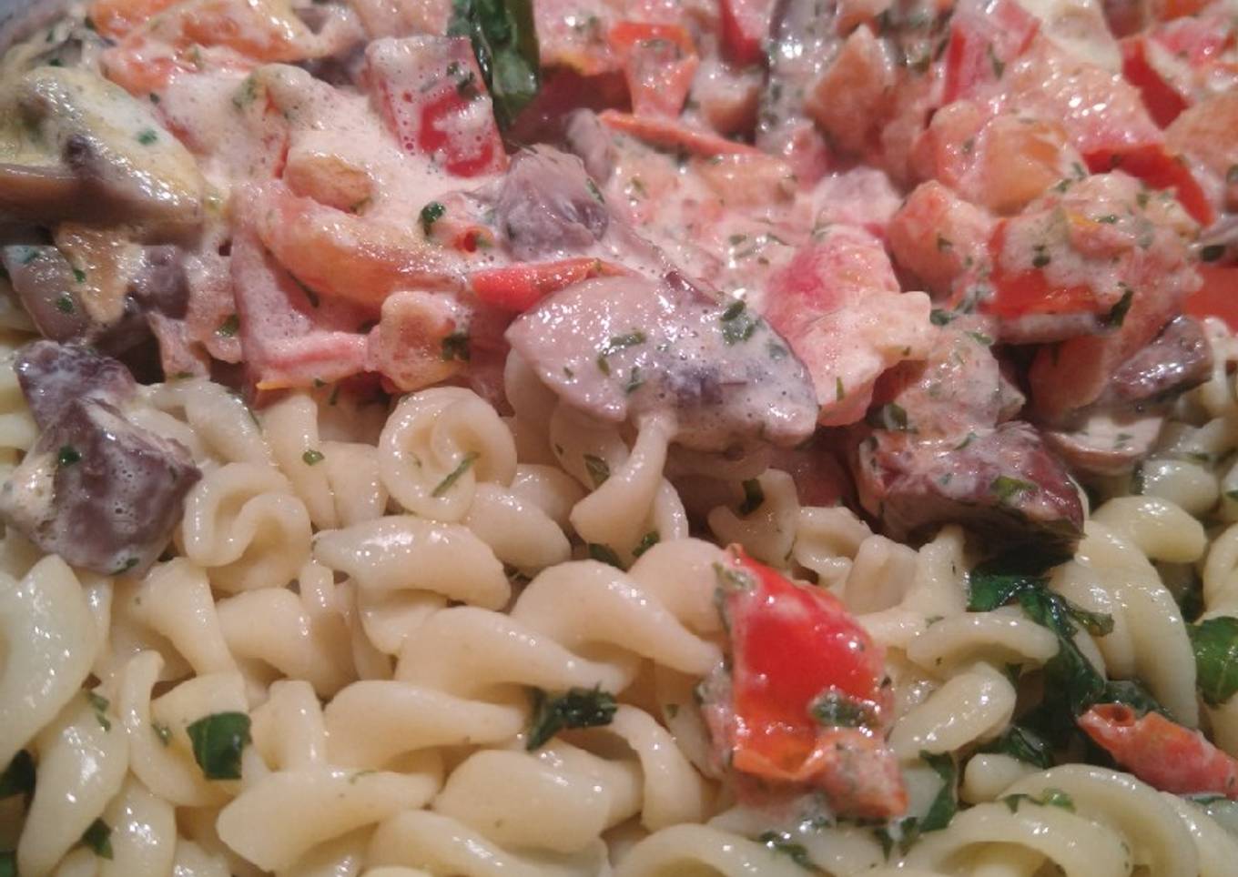 Fideos caprese con champiñones