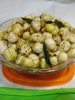 રોસ્ટેડ મખાના(Roasted makhana recipe in Gujarati) રેસીપી મુખ્ય ફોટો