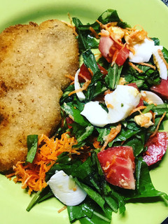 Una foto de Milanesas de pollo con ensalada