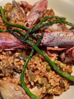 Una foto de Arroz integral con conejo y gambones