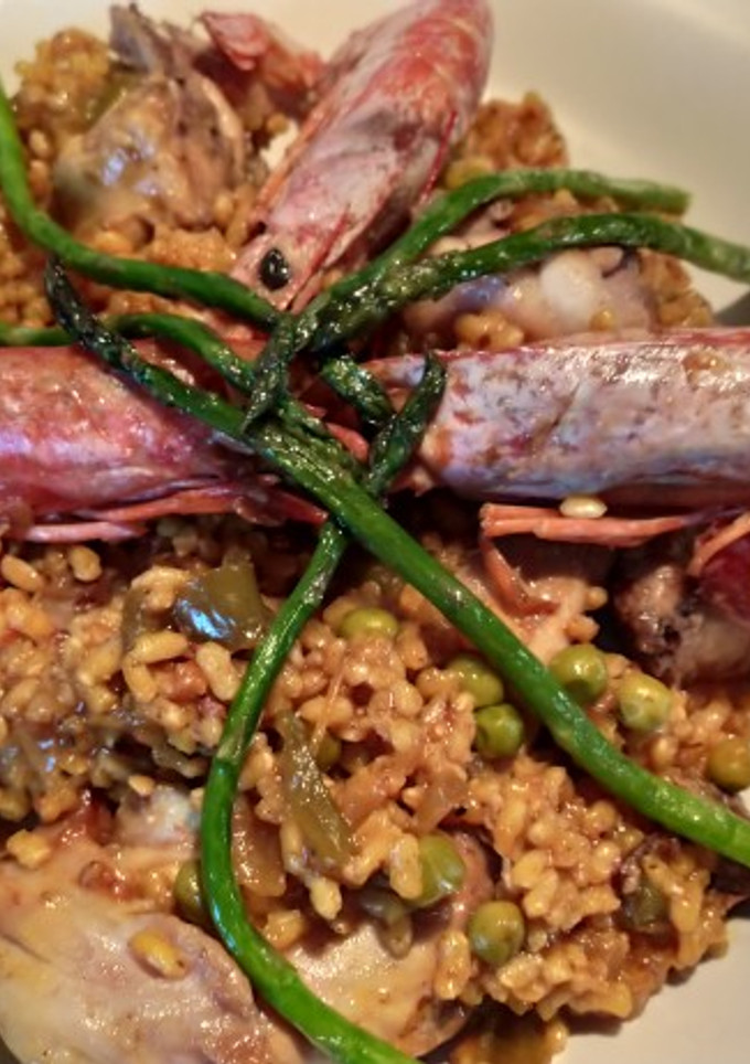Una foto de Arroz integral con conejo y gambones
