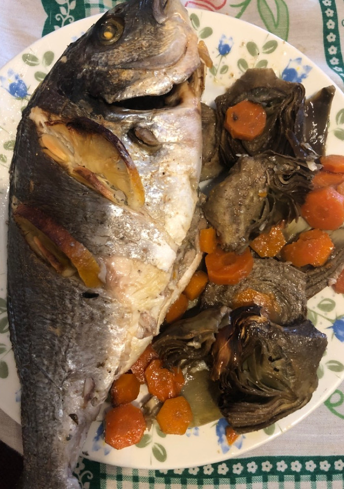Una foto de 385. Dorada con alcachofas y zanahorias al horno (principal pescado)