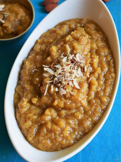 A picture of Seb Badam Halwa (Apple Almond Halwa).