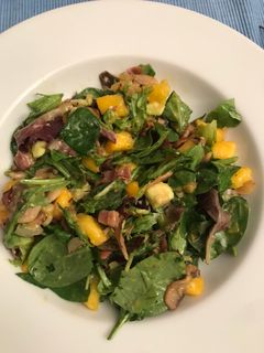 Una foto de Ensalada templada de jamón, setas y mango