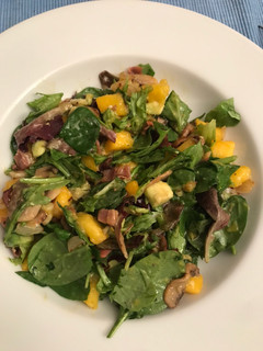 Una foto de Ensalada templada de jamón, setas y mango