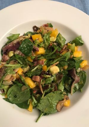 Una foto de Ensalada templada de jamón, setas y mango