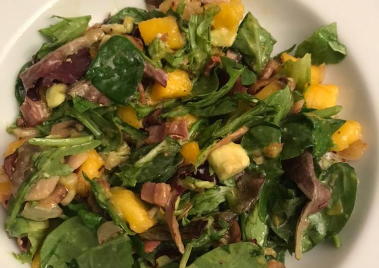 Ensalada templada de jamón, setas y mango