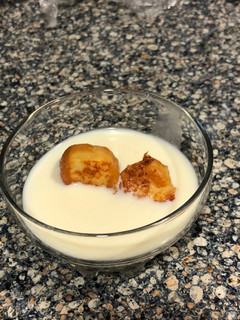 Una foto de Torrijas donut en sopa láctea de jengibre