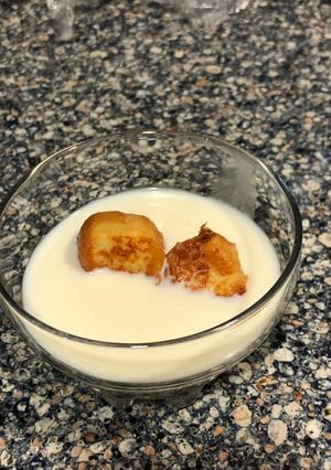 Una foto de Torrijas donut en sopa láctea de jengibre