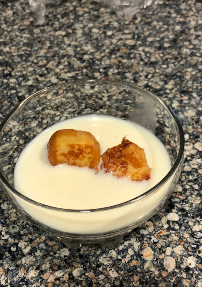 Una foto de Torrijas donut en sopa láctea de jengibre