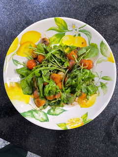 Una foto de Ensalada de arúgula y tomates cherry calientes al aceto balsámico y Limón !