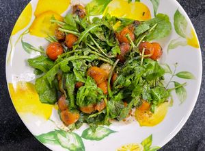 Una foto de Ensalada de arúgula y tomates cherry calientes al aceto balsámico y Limón !
