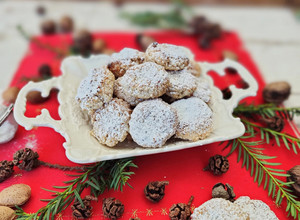 Foto di Biscotti alle mandorle e noci con albume