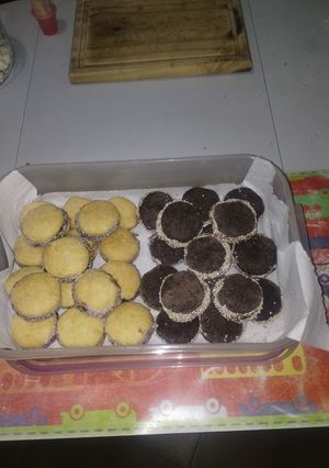 Una foto de Alfajores de Maicena y Algarroba