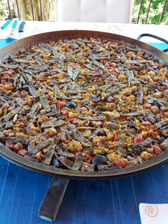 Una foto de Paella de secreto ibérico con setas y verduras