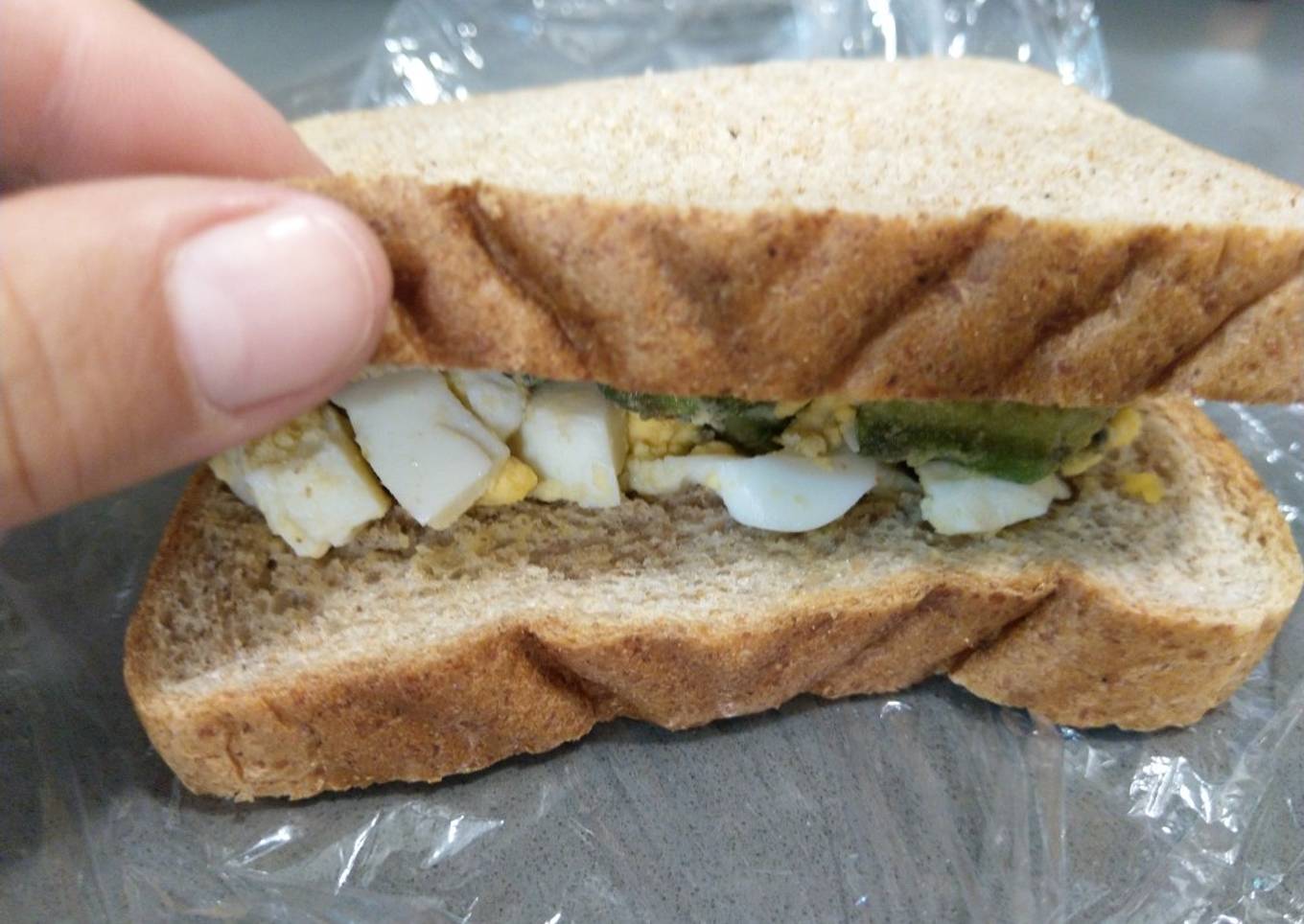 Sándwich integral con huevo duro y aguacate