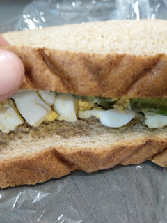Una foto de Sándwich integral con huevo duro y aguacate