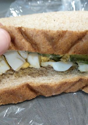 Foto principal de Sándwich integral con huevo duro y aguacate