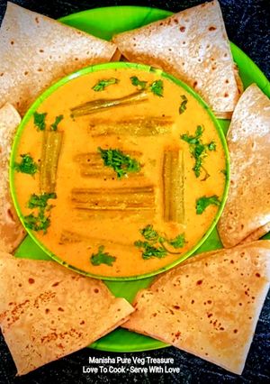 सहजन - मोरिंगा की दही बेसन की सब्जी रेसिपी मुख्य फोटो