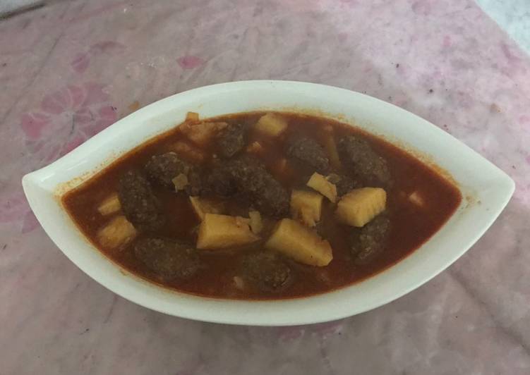 كفتة بالصوص الاحمر والبطاطس
