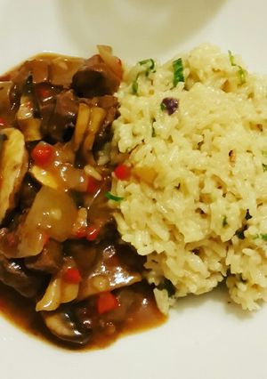 Una foto de Risotto de verdeo con salsa de hongos al vino tinto