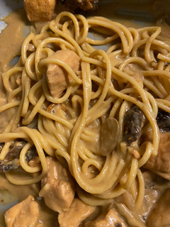Una foto de Fideos con pollo cremoso