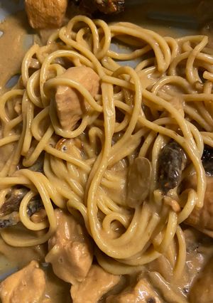 Una foto de Fideos con pollo cremoso