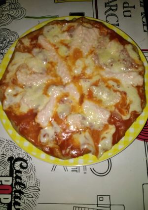 Una foto de Pizza casera de salmón fresco, sin horno