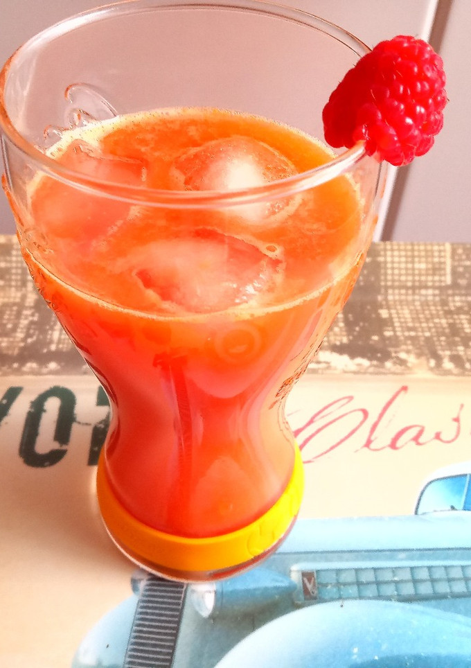 Una foto de Zumo de frambuesas y naranja
