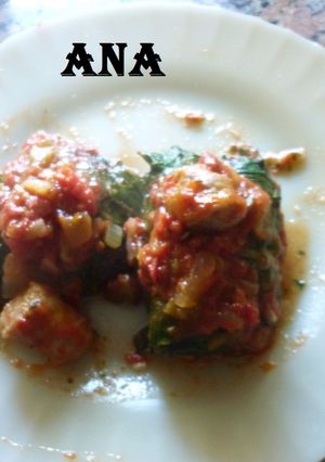 Una foto de Paquetitos de acelga rellenos de pollo en salsa de tomate