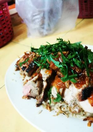 รูปของ ข้าวผัดกระเทียม กับ หมูนุ่มๆ feat. น้ำจิ้มสุกี้