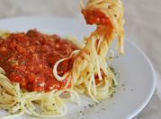 Una foto de salsa boloñesa con tallarines
