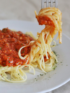 Una foto de Tallarines a la boloñesa de tomate y pollo 🍝
