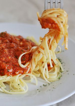 Una foto de Tallarines a la boloñesa de tomate y pollo 🍝