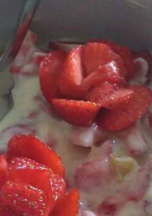 Una foto de Strawberry with yoghurt