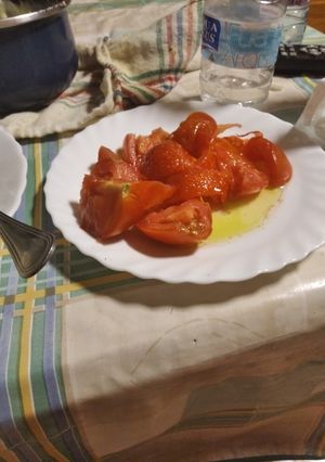 Una foto de Tomates con aceite y sal