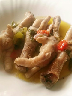 Una foto de Patitas de pollo o gallina estofadas