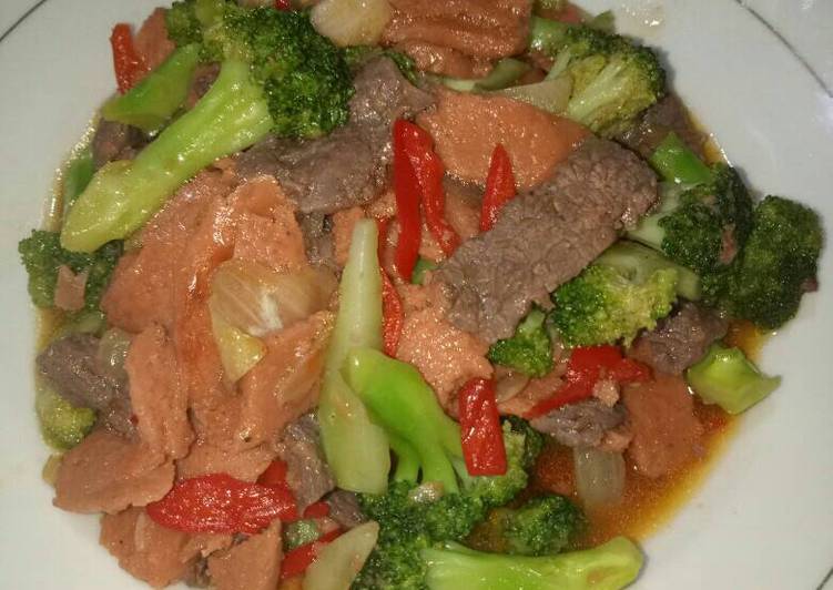 Bagaimana Menyiapkan Brokoli cah daging sapi dan sosis saus tiram yang Sempurna