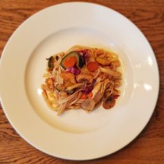 A picture of General Tso Noodles with Chicken.