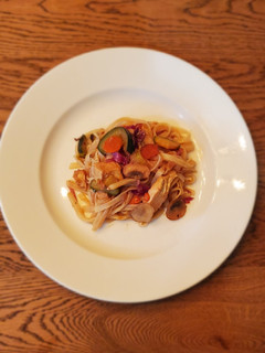 A picture of General Tso Noodles with Chicken.