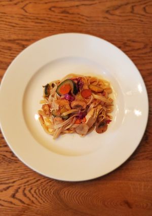 A picture of General Tso Noodles with Chicken.